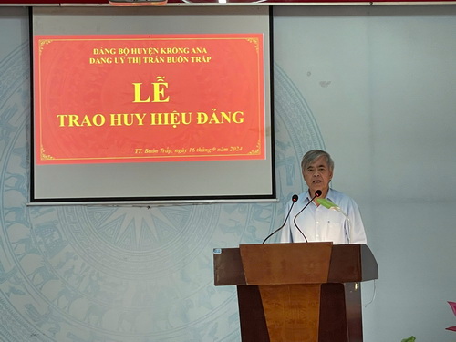 ĐẢNG BỘ THỊ TRẤN BUÔN TRẤP LONG TRỌNG TỔ CHỨC LỄ TRAO LỄ TRAO HUY HIỆU ĐẢNG